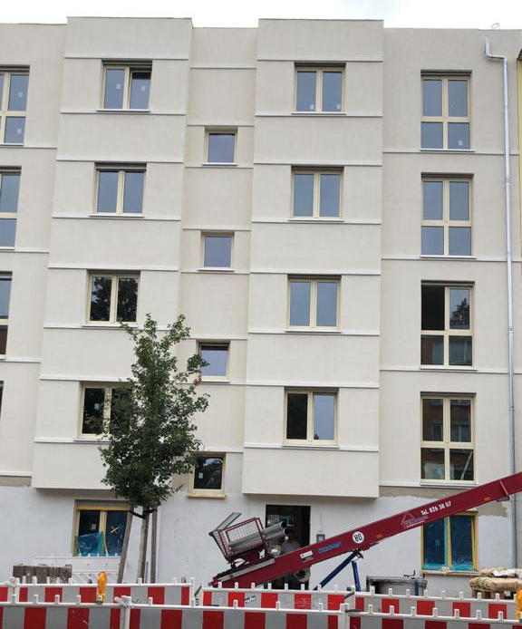 Beiges Wohngebäude Ansicht von unten mit Baumaterialien