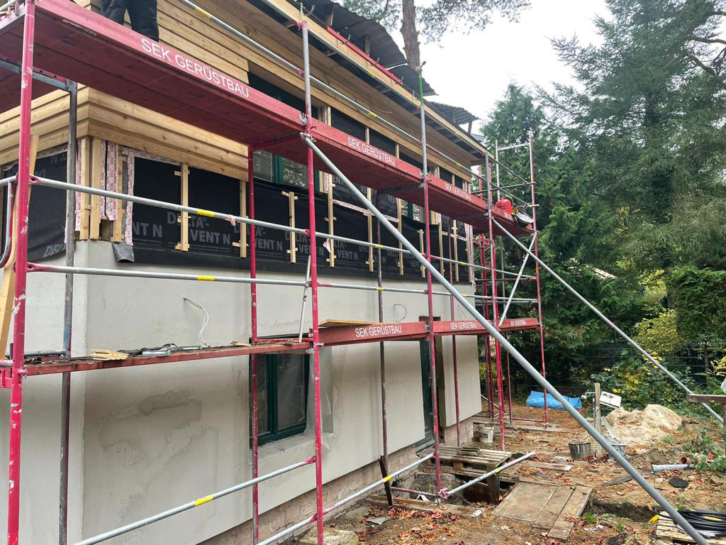 Kleine Villa mit Gerüst für Fassadenarbeiten