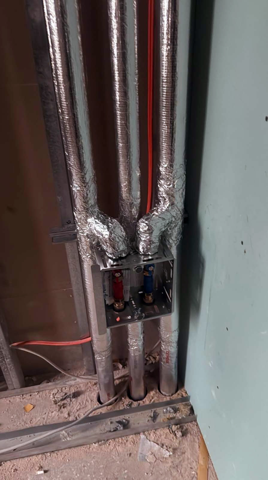 Rohrleitung und Verteilerkasten in Metallständerwerk installiert