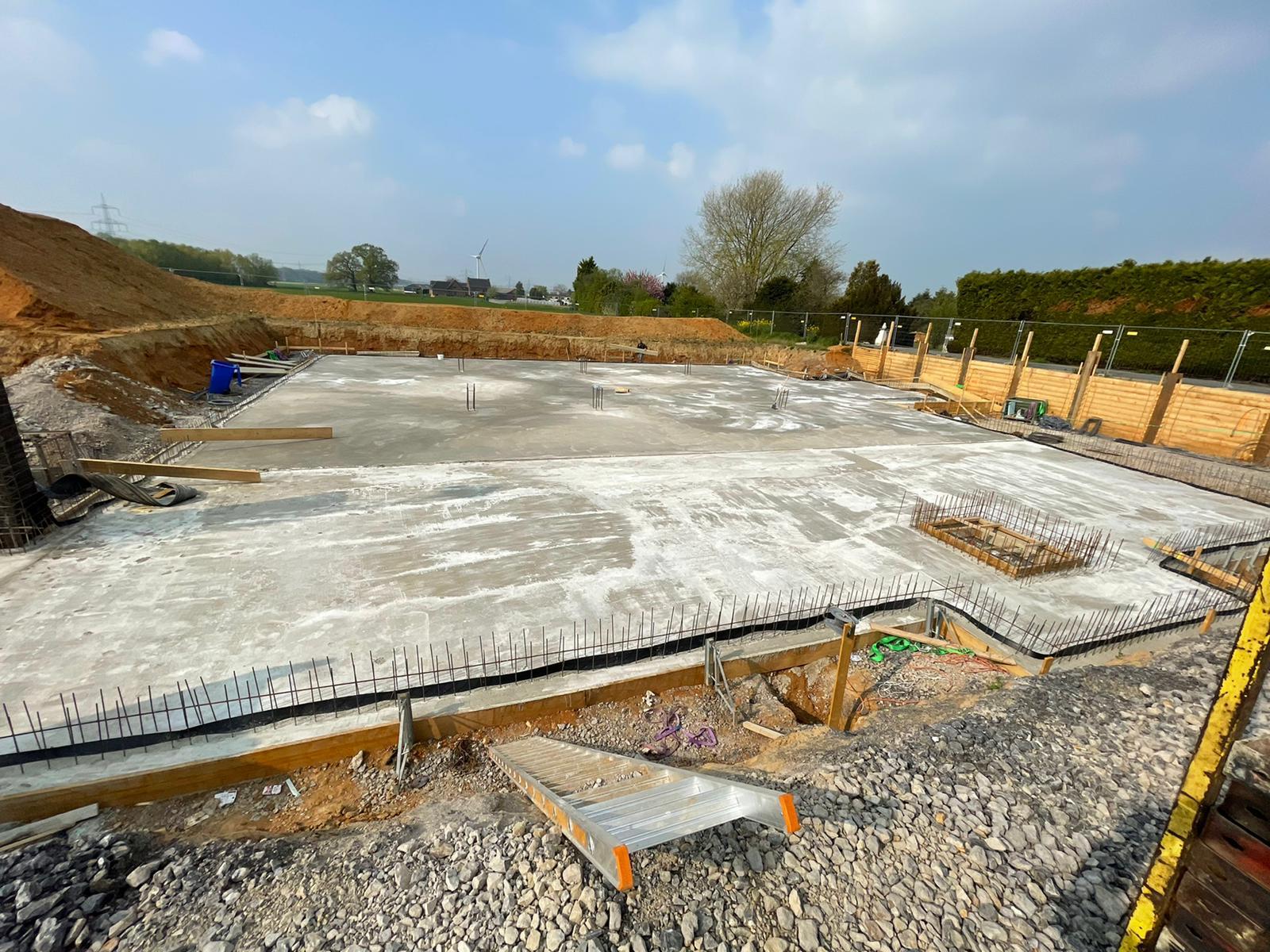 Moderne Architekturvisualisierung eines dunklen Kubus-Hauses