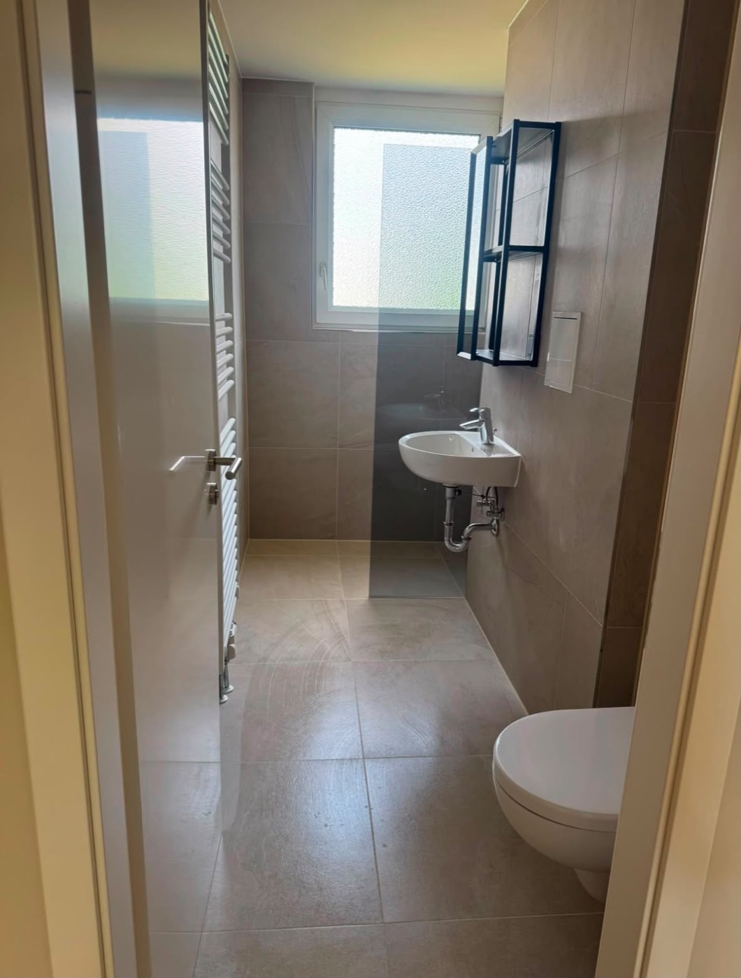 Fertiges Gäste-WC mit Wandwaschbecken, Hänge-WC und Handtuchheizkörper