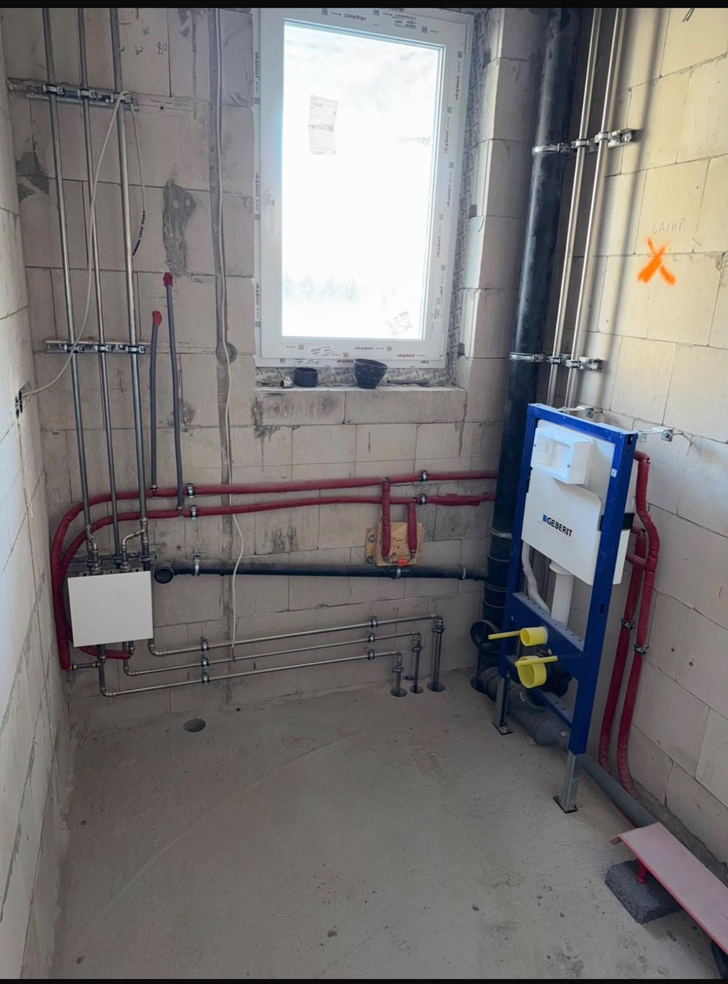 Badezimmer im Rohbau mit gedämmten Leitungen und Vorwandelement